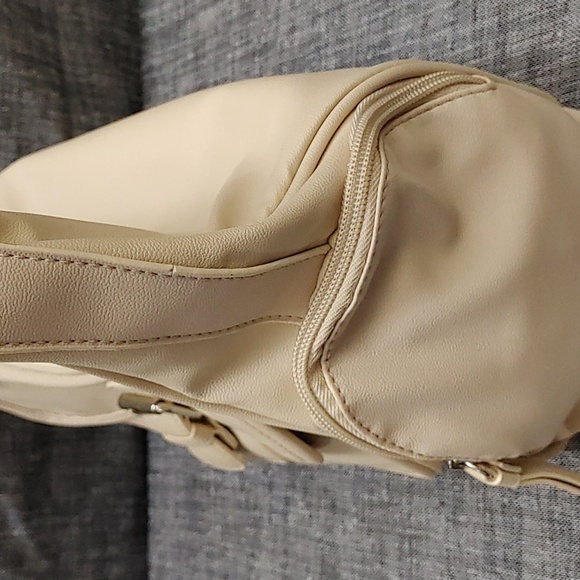 Beige Avon Butler Basics Handbag - Where Style Meets Function - Picture 5 of 8